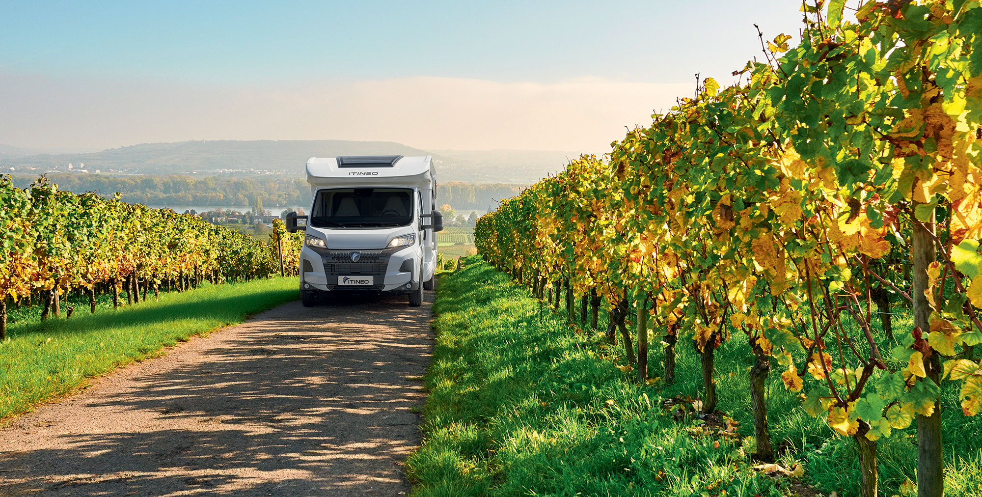Un camping-car profil� ITINEO � c�t� d'une vigne