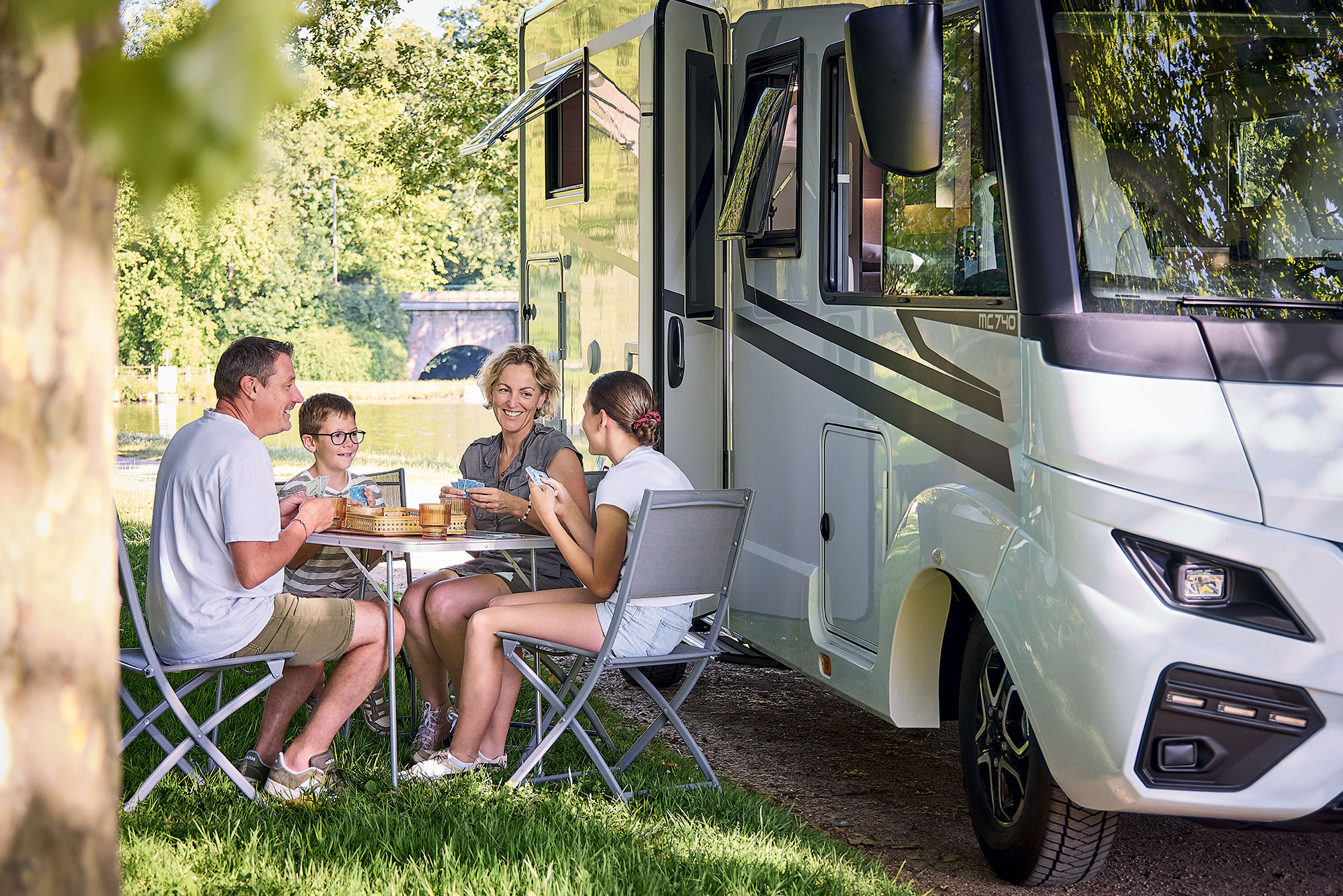 Un d�jeuner en famille � c�t� d'une camping-car profil� ITINEO