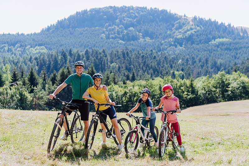 Une famille � v�lo en bas d'une montagne